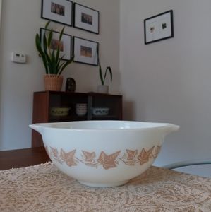 Pyrex sandalwood 443 2 1/2 quart bowl